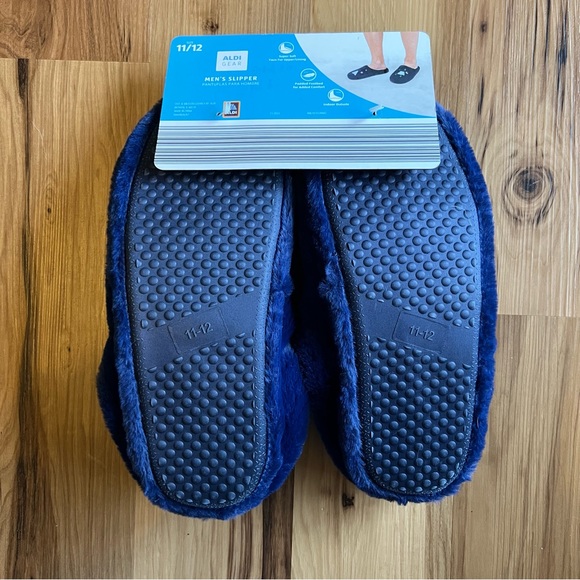 NWT Aldi Gear Slippers Shoes Size 11/12 Men’s Snowflakes Trees Logo Holiday Navy - Picture 4 of 6